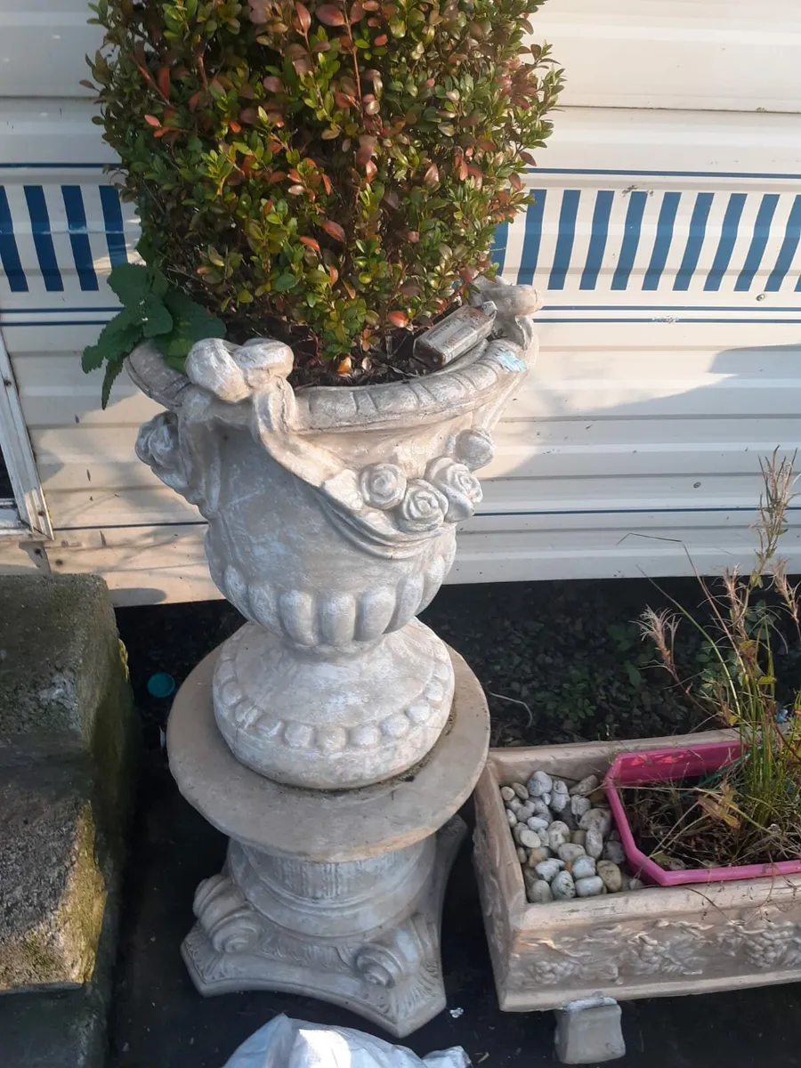 Garden pots and chair - Image 1