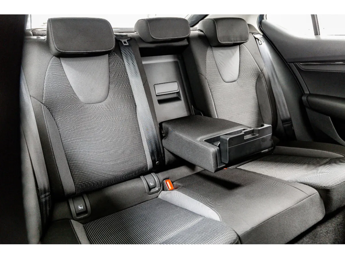 Skoda Octavia AMB 1.0 Petrol 110HP - Image 4