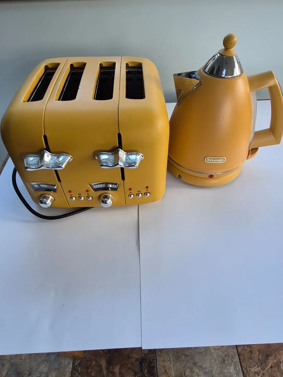 Delonghi Kettle And Toaster - Image 1