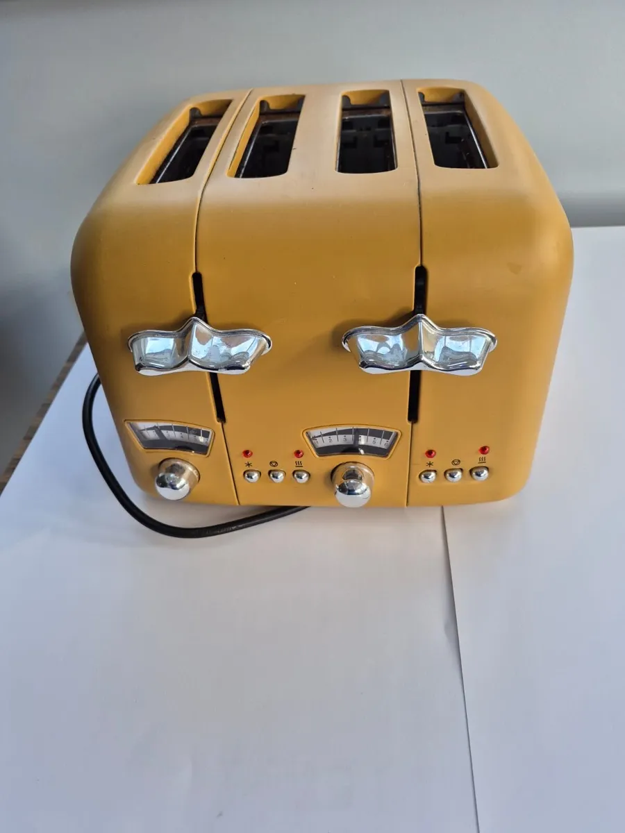 Delonghi Kettle And Toaster - Image 3