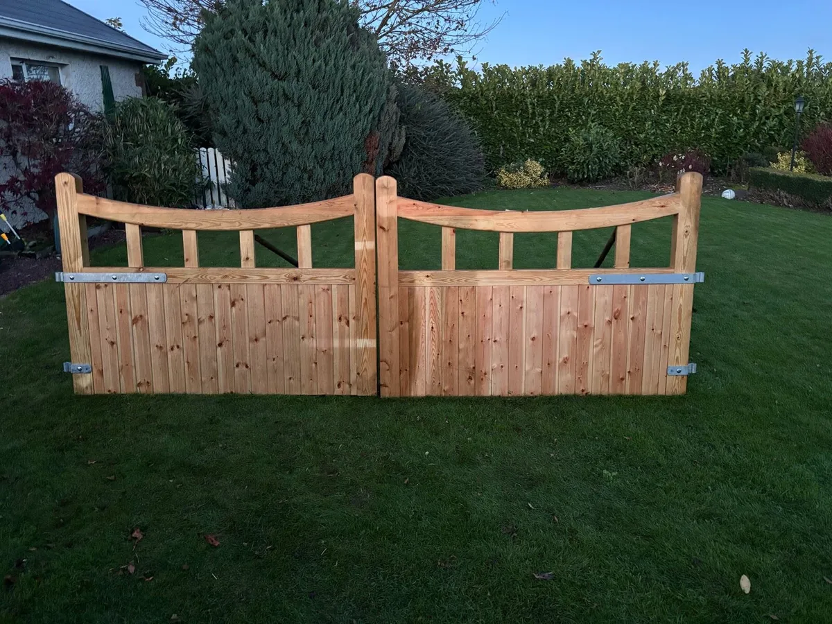 Timber gates - Image 1