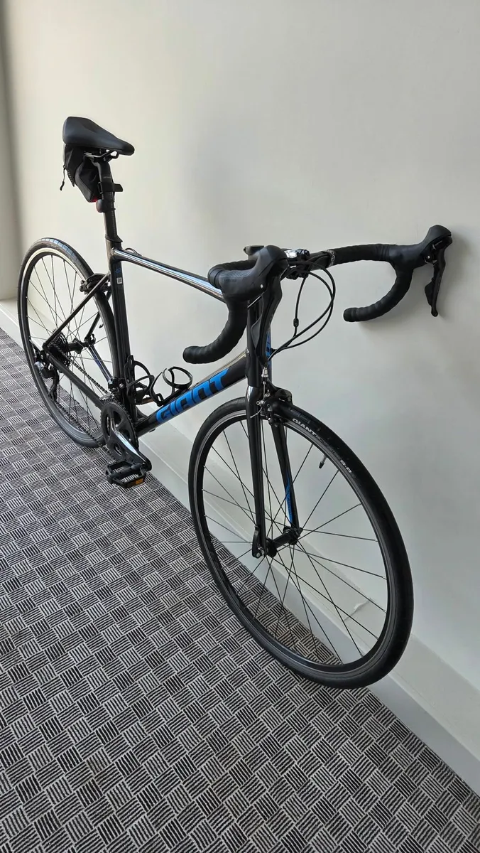 Giant Contend SL road bike - Image 3