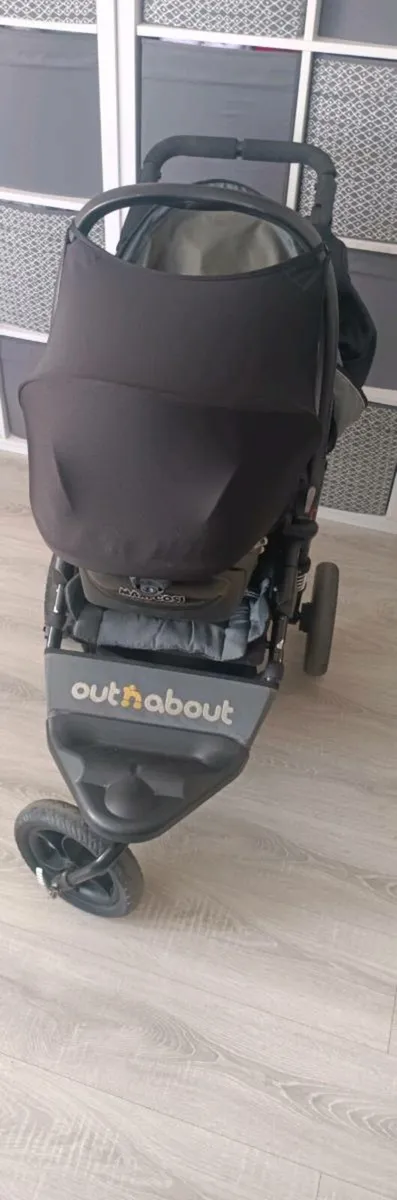 Out and about V4 / Maxi Cosi travel system - Image 3