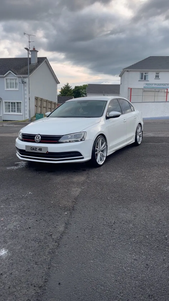 Volkswagen Jetta 2015 - Image 2