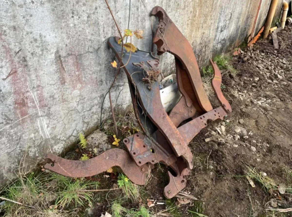 Selection of loader brackets - Image 3