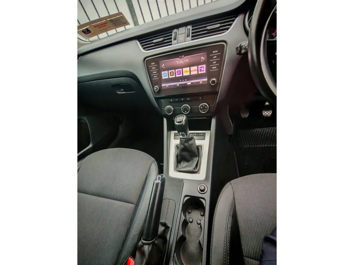 SKODA OCTAVIA AMBITION 2.0 TDI 115HP 5DR - Image 2