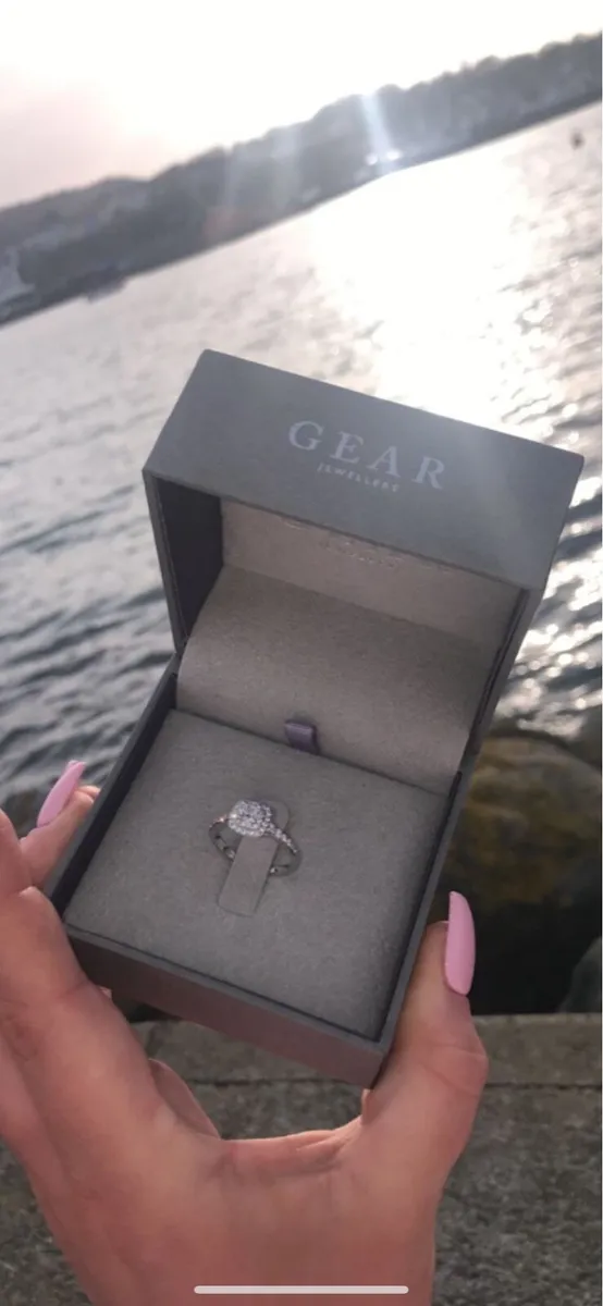 Engagement ring - Image 1