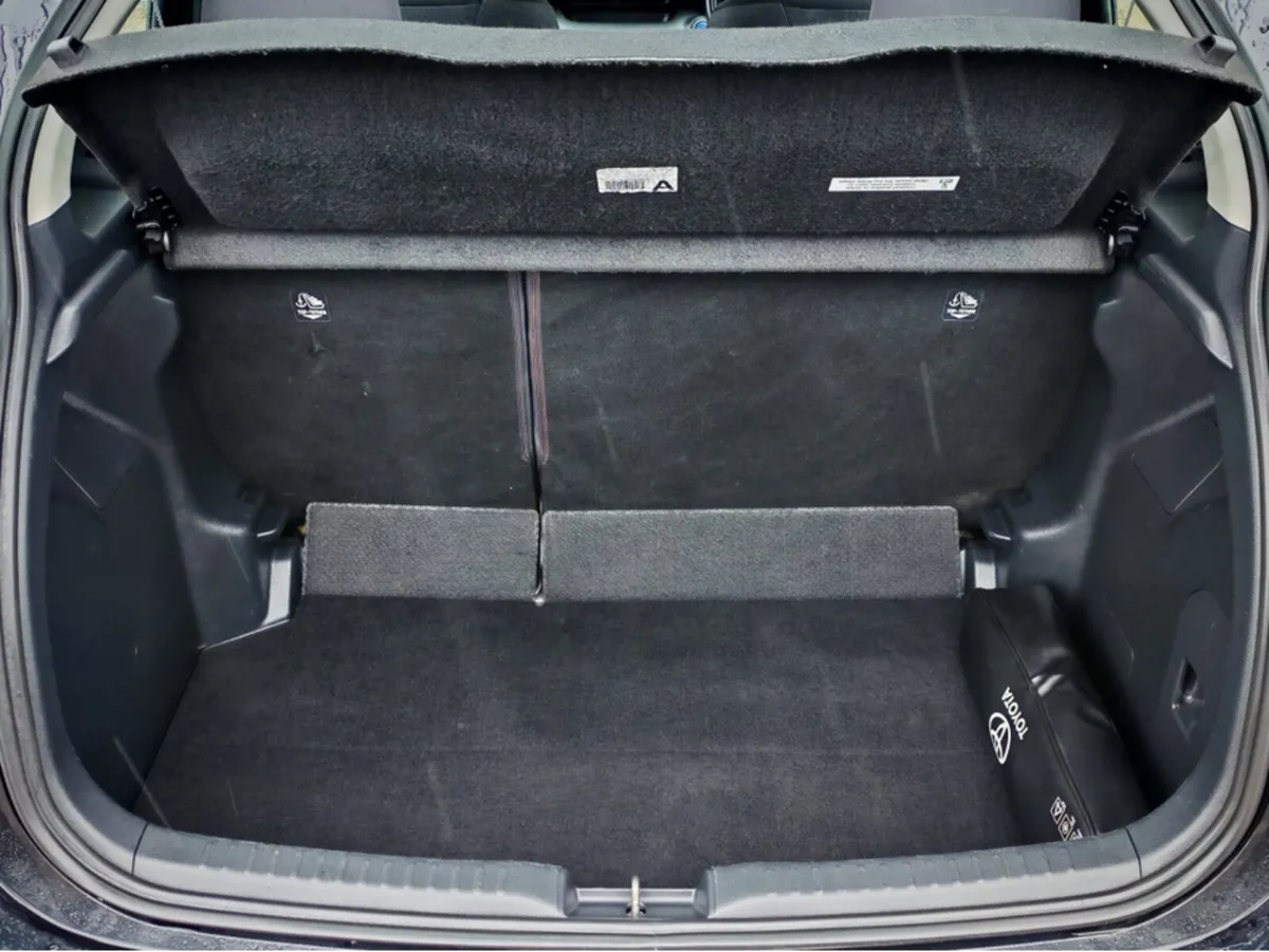 TOYOTA YARIS HYBRID LUNA AUTO 4DR - Image 4