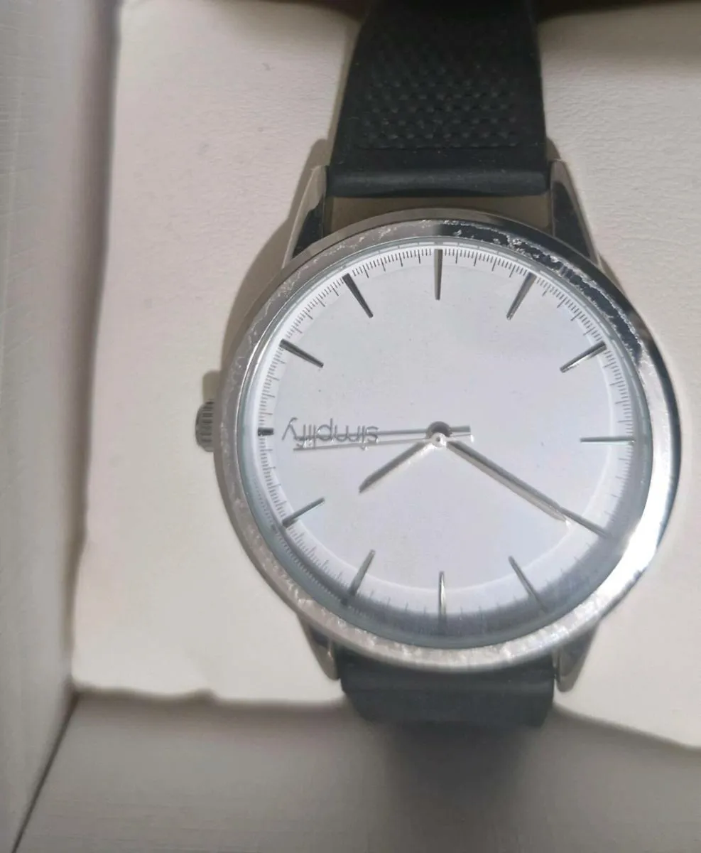 Simplify
The 5200 White Dial Black Silicone Watch - Image 1