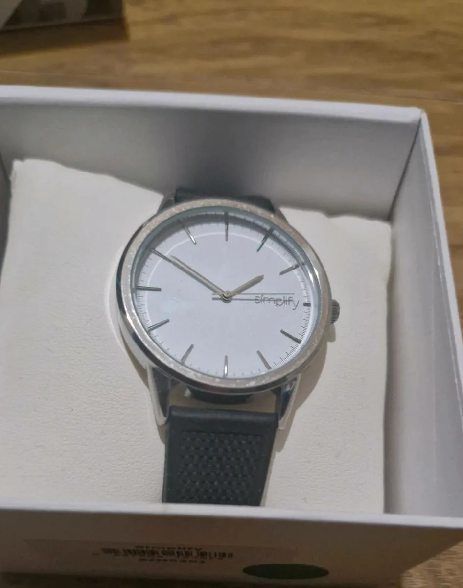 Simplify
The 5200 White Dial Black Silicone Watch - Image 2