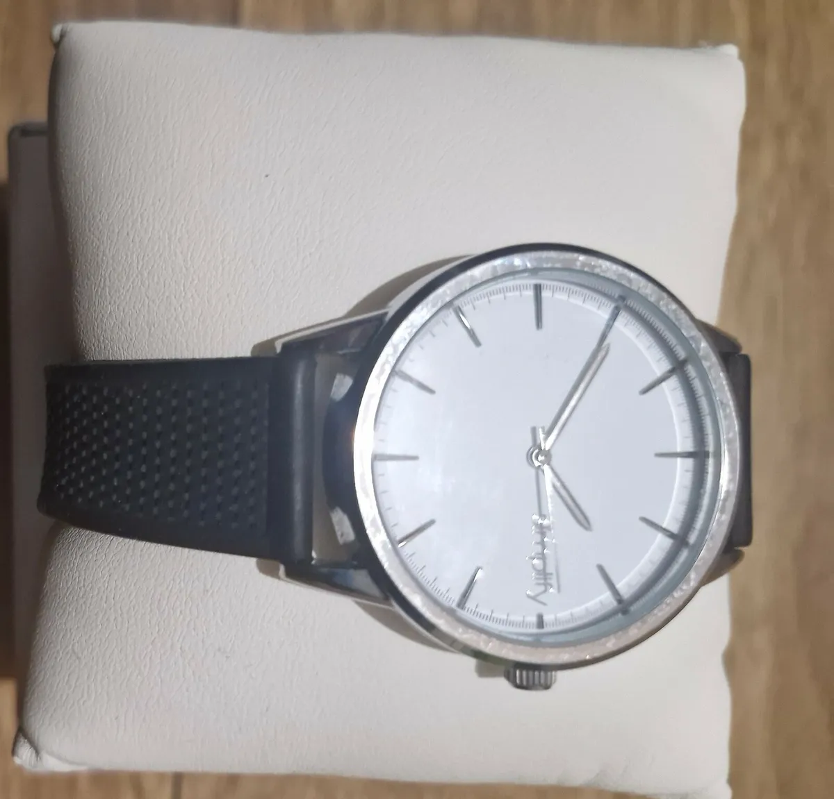 Simplify
The 5200 White Dial Black Silicone Watch - Image 3