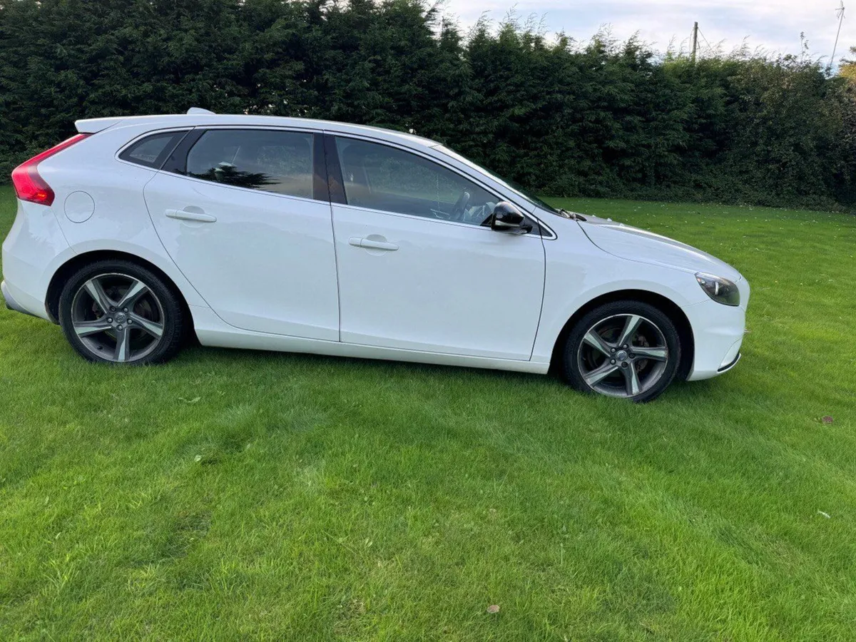 Volvo V40 2013 - Image 2