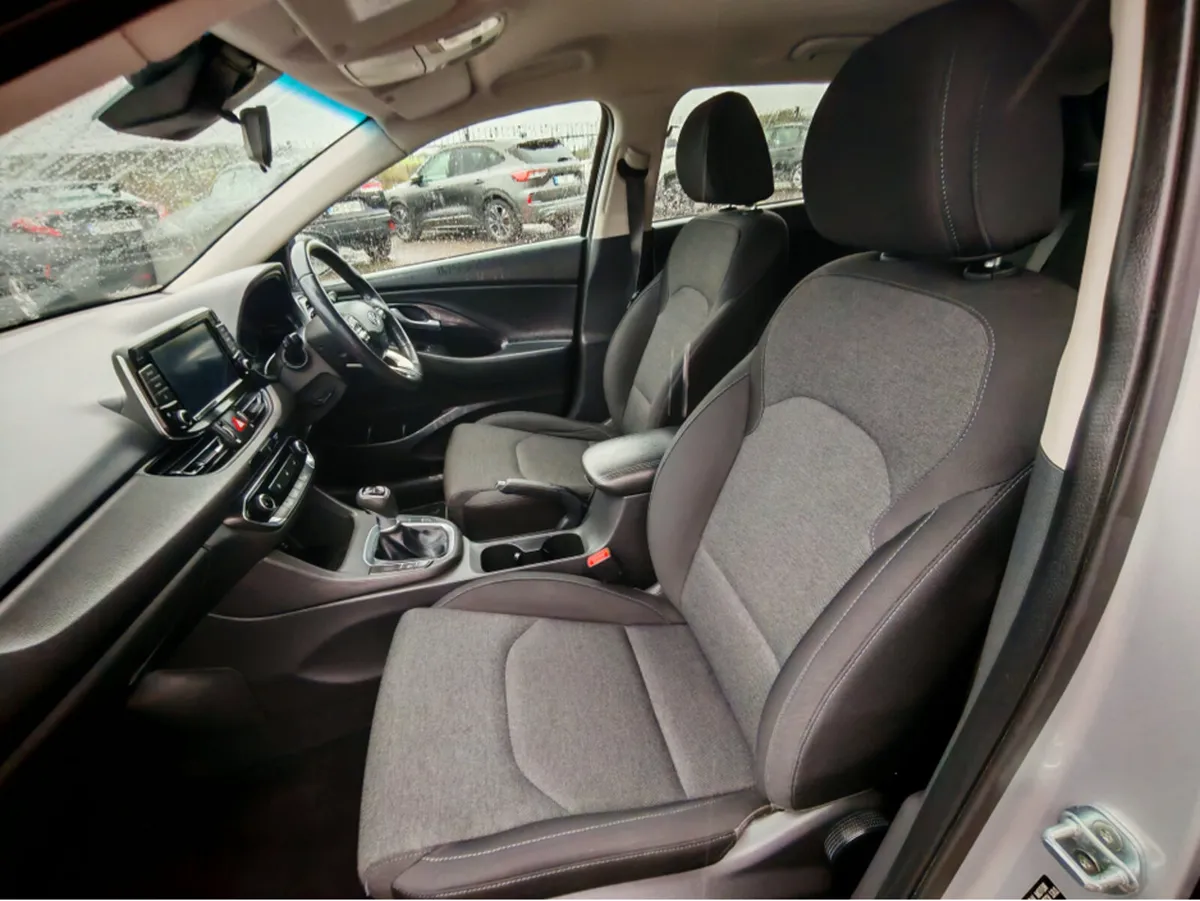 HYUNDAI I30 I 30 DELUXE 5DR PETROL - Image 2