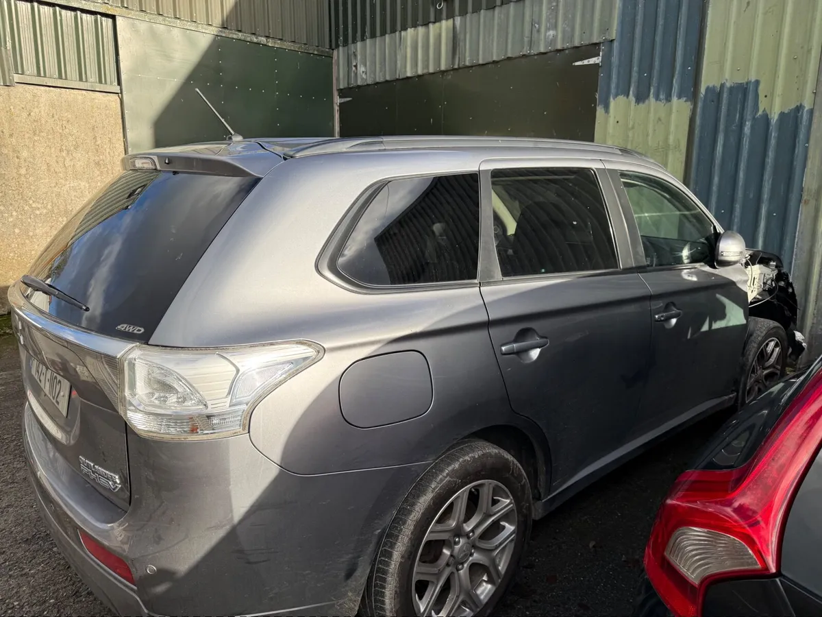 Mitsubishi Outlander hybrid - Image 3