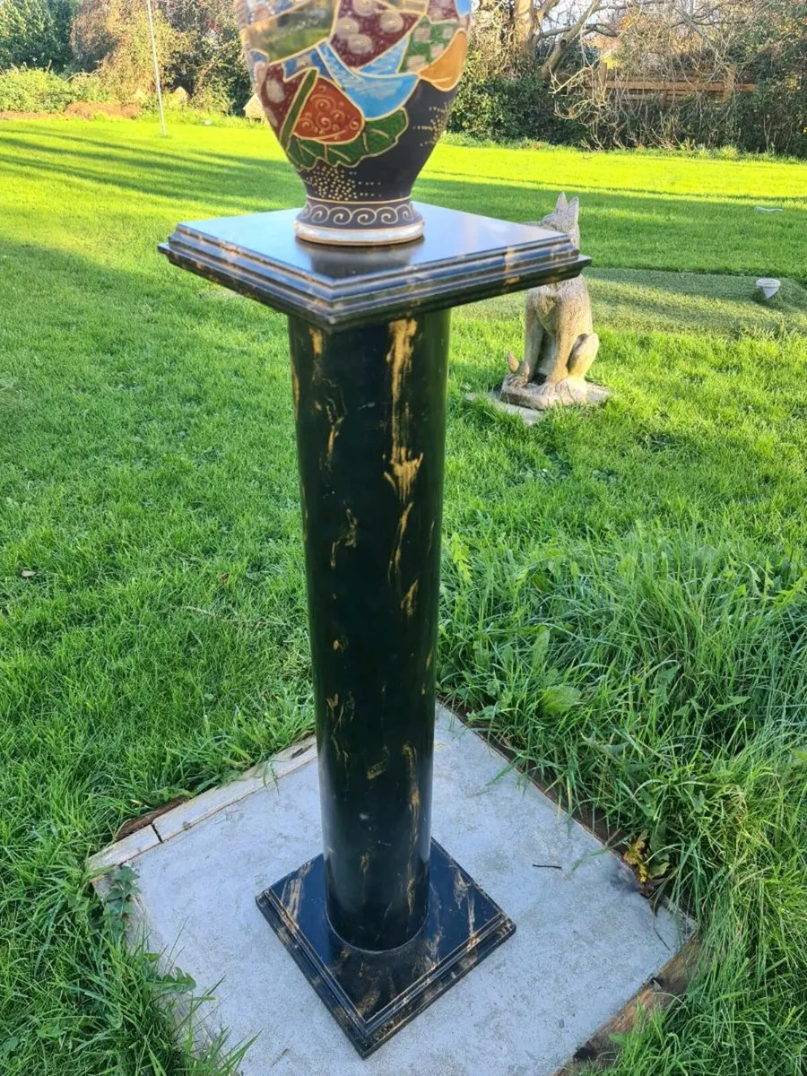 Large pedestal - Image 1