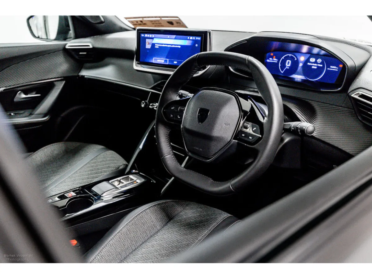 Peugeot 2008 E-Allure 50kWh 136HP - Image 2