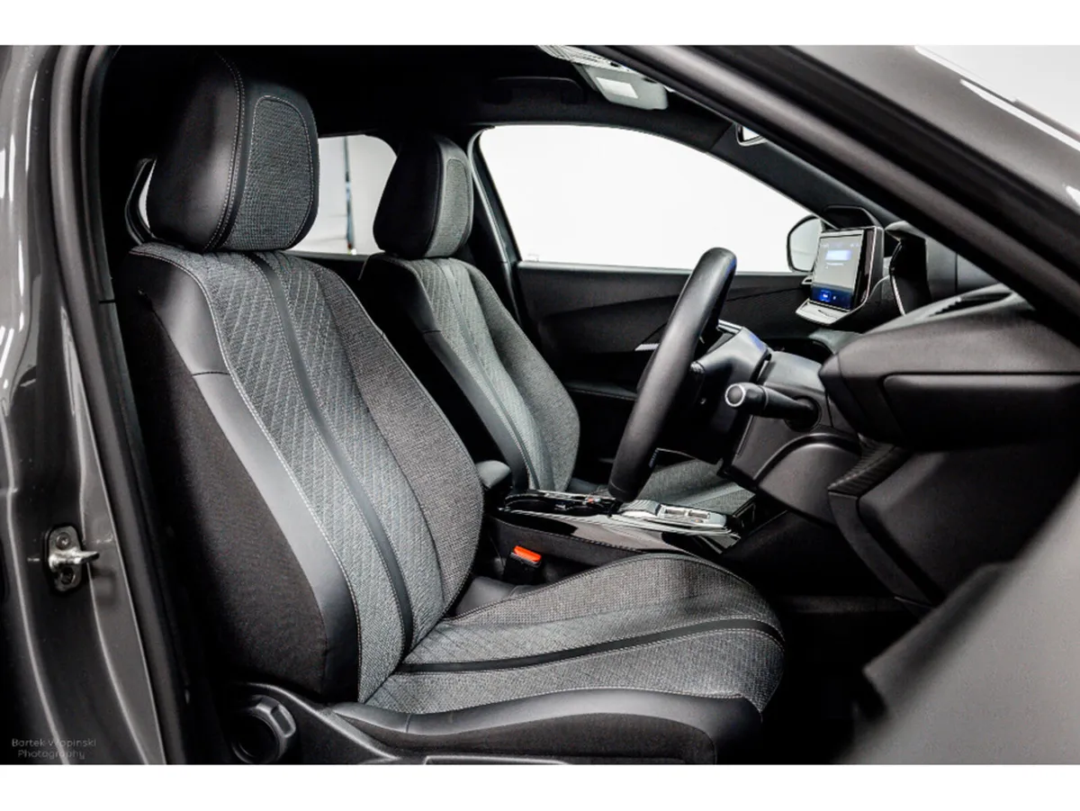 Peugeot 2008 E-Allure 50kWh 136HP - Image 3
