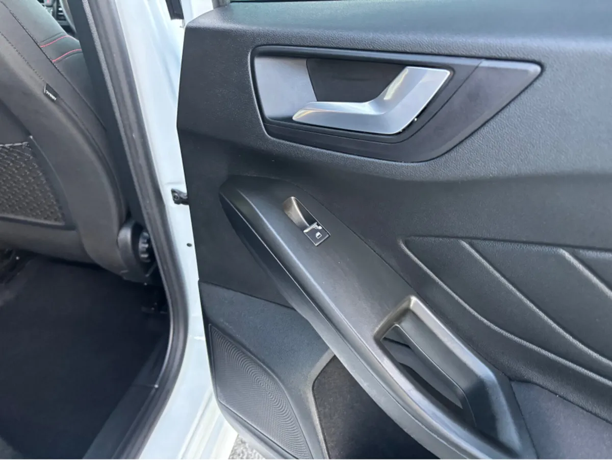 Ford Focus ST-LINE 1.0T 125 M6 FWD - Image 4