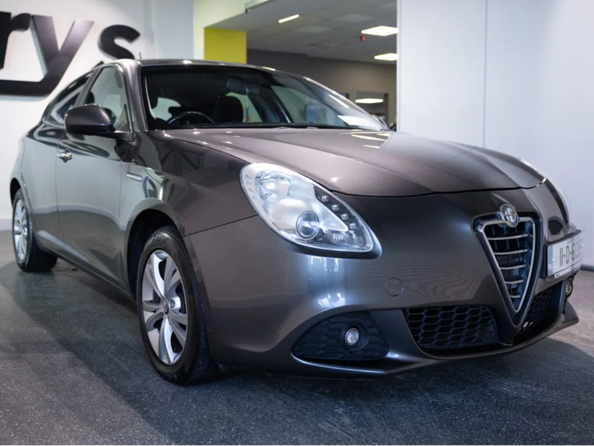 Alfa Romeo Giulietta 1.4 TB LUSSO 120BHP 5 5DR - Image 1