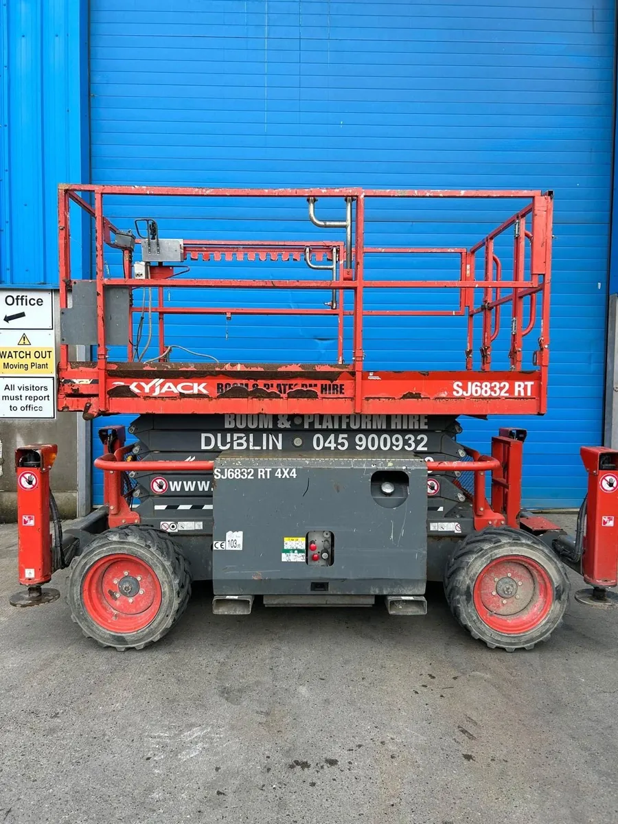 DIESEL SCISSOR LIFT 12 METRES - Image 1