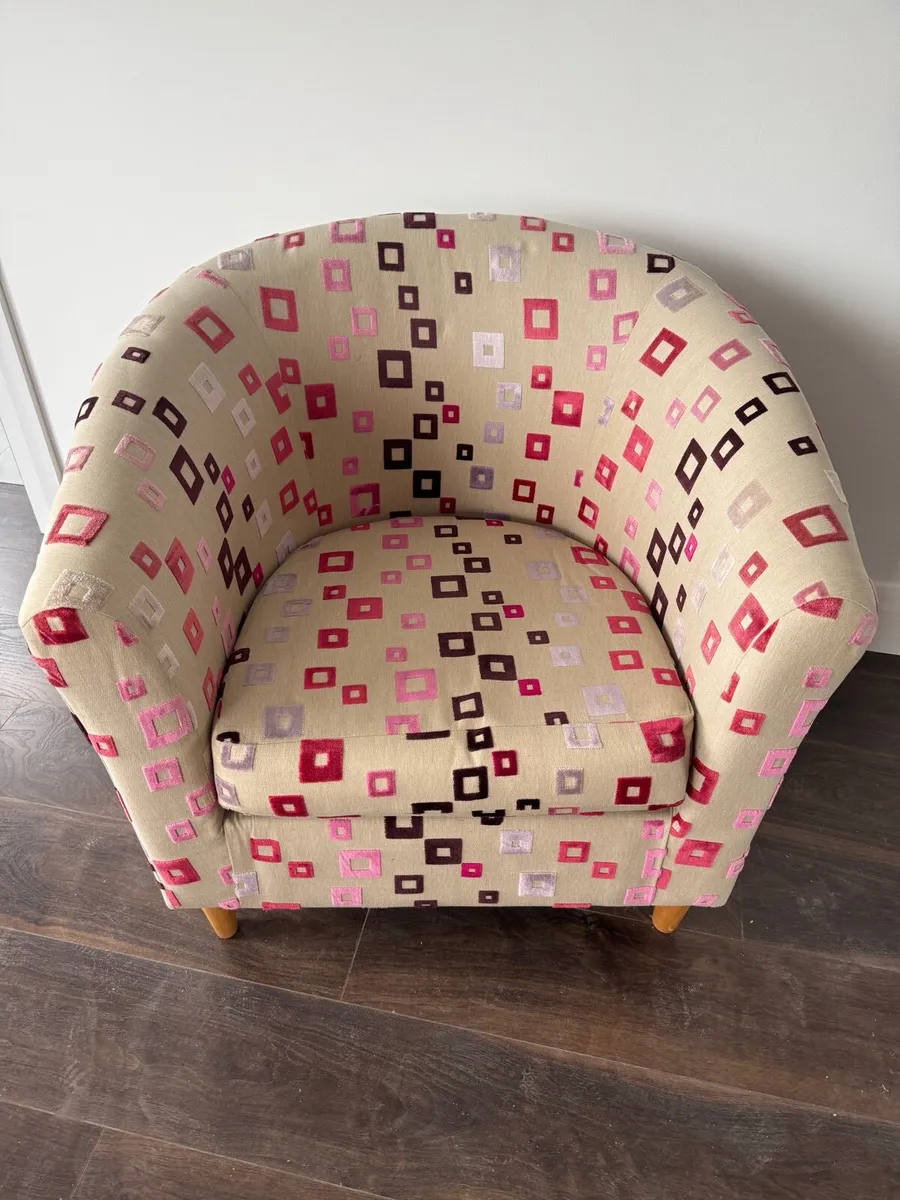 2 x couches & 1 x tub chair - Image 2