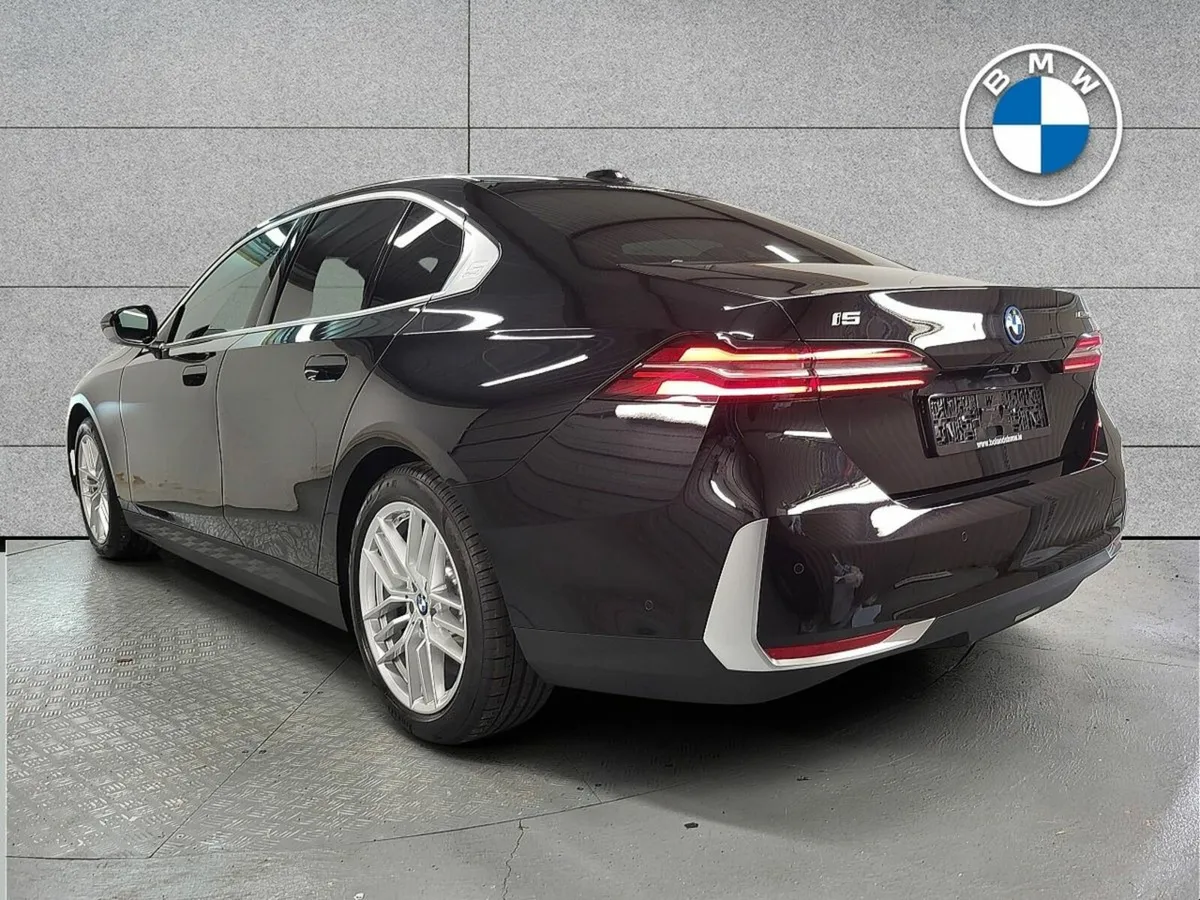 BMW i5 eDrive 40 Sport Edition - Image 2