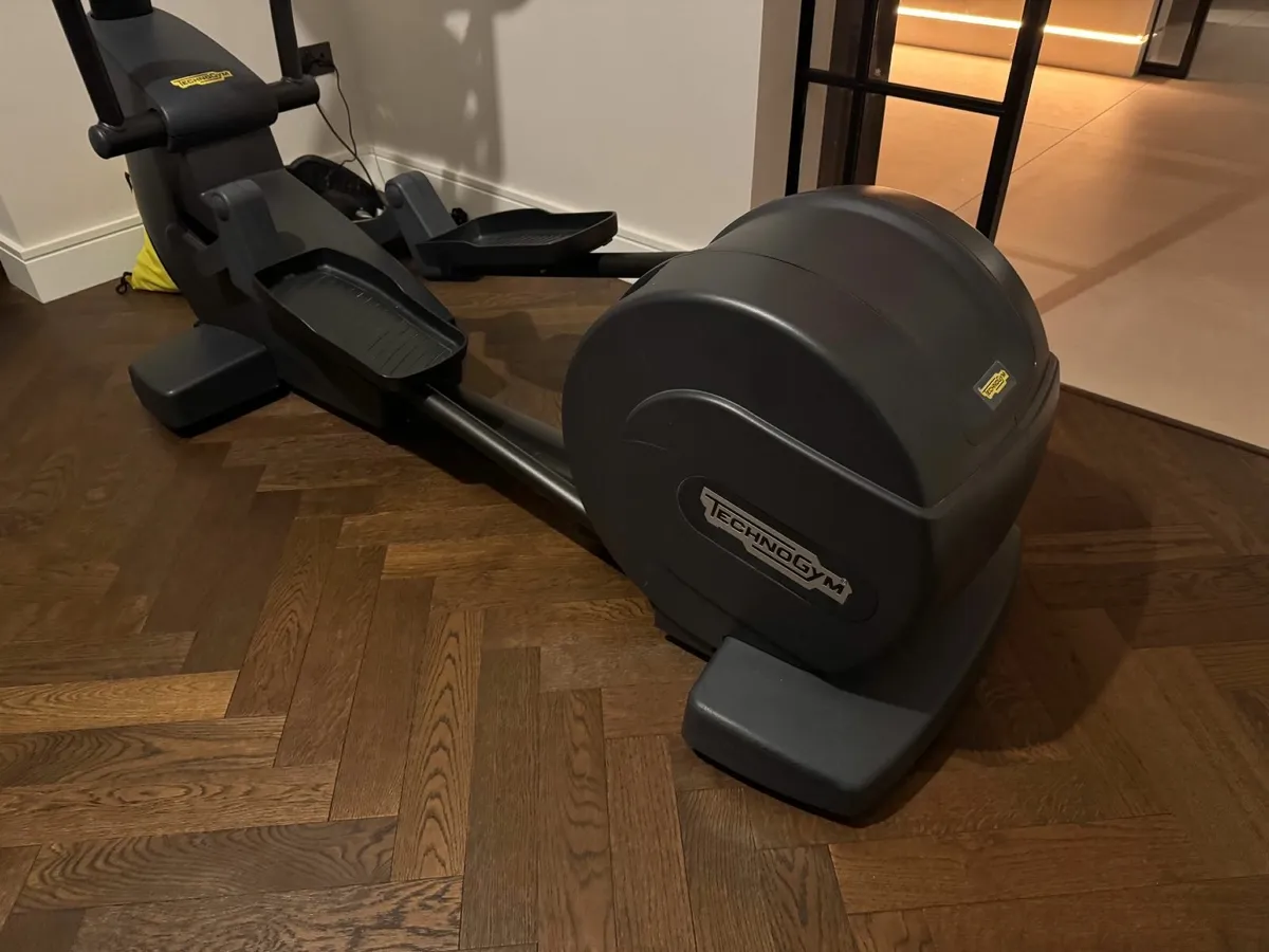 Technogym Synchro Excite 1000 LED Elliptical Cross - Image 2
