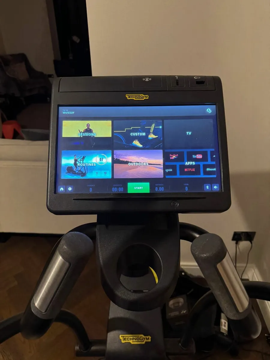 Technogym Synchro Excite 1000 LED Elliptical Cross - Image 3