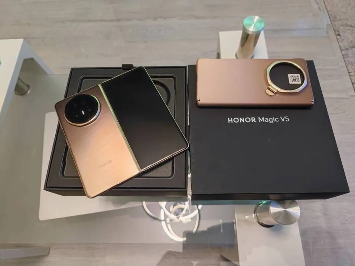 Honor Magic V5 32gb ( 16+16) ram 512gb memory, Gold black couple weeks old with matching case,  in brand new condition, only 13 cycle count. the most powerful folding phone, so thin. Trade-ins / Swaps welcome - Image 1