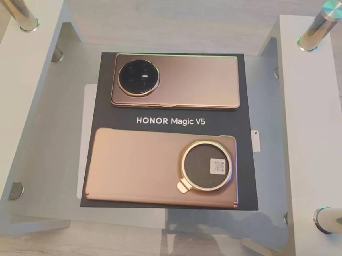 Honor Magic V5 32gb ( 16+16) ram 512gb memory, Gold black couple with matching case,  in brand new condition, only 13 cycle count. the most powerful folding phone, so thin. Trade-ins / Swaps welcome - Image 2