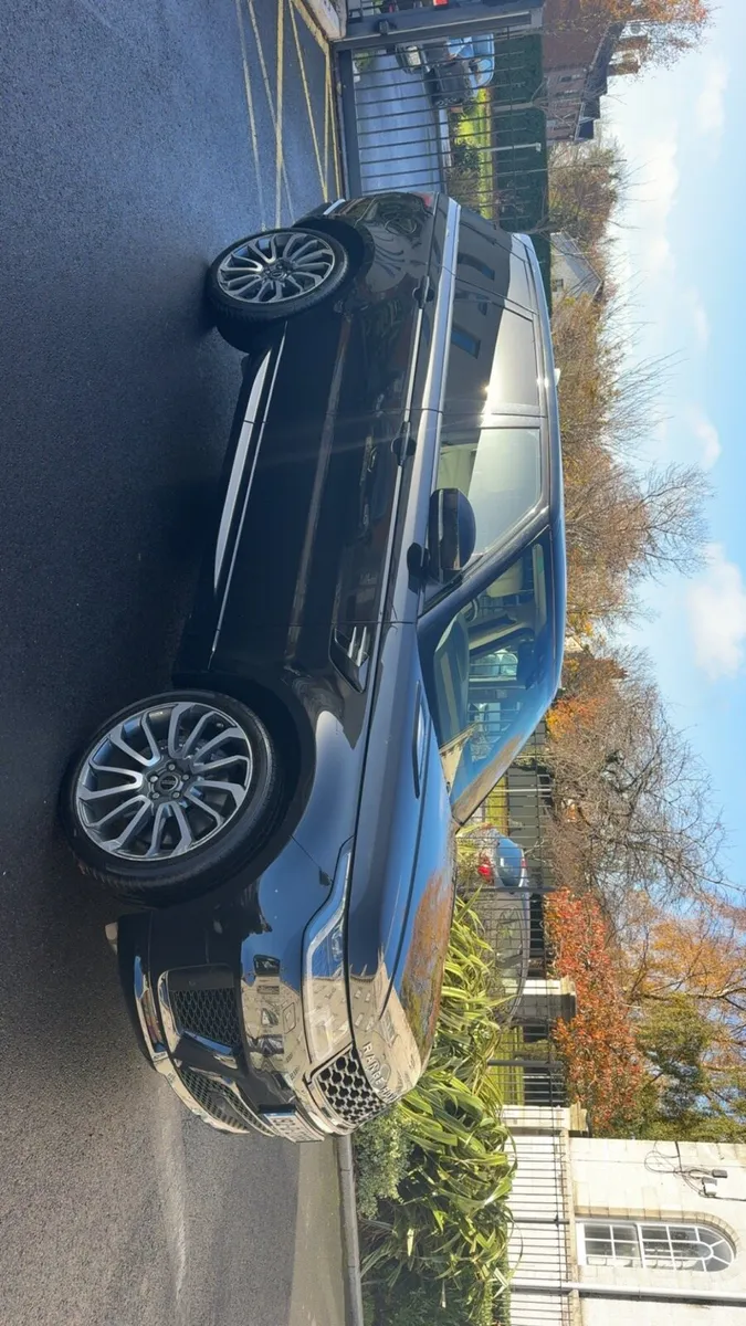 Range Rover P400e - Image 1