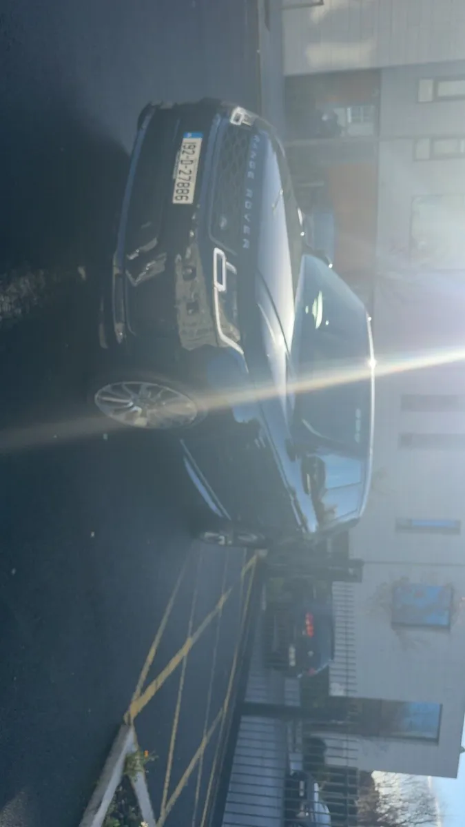 Range Rover P400e - Image 2