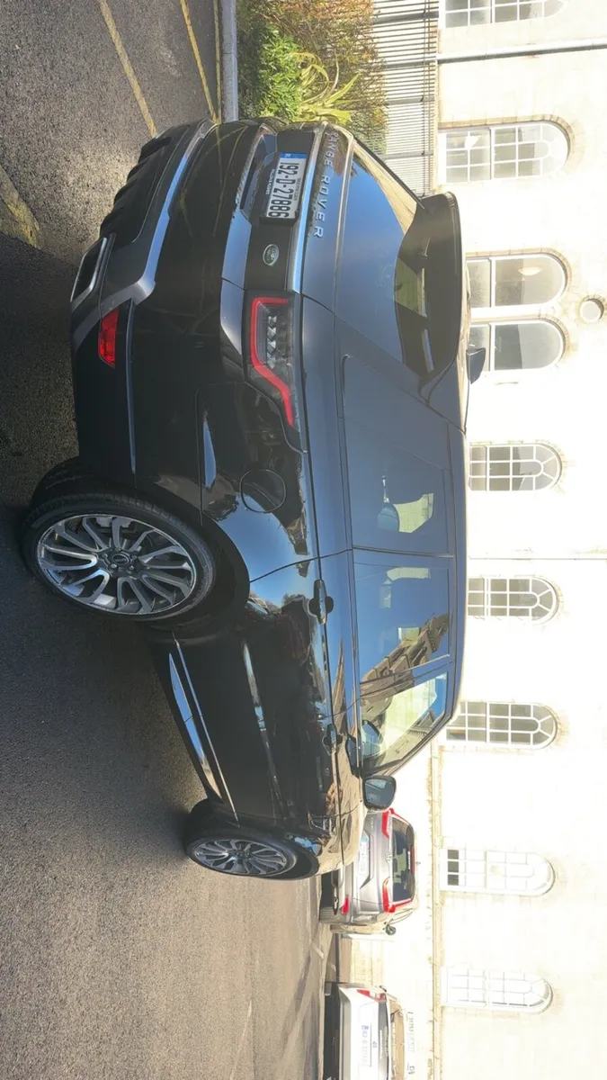 Range Rover P400e - Image 3