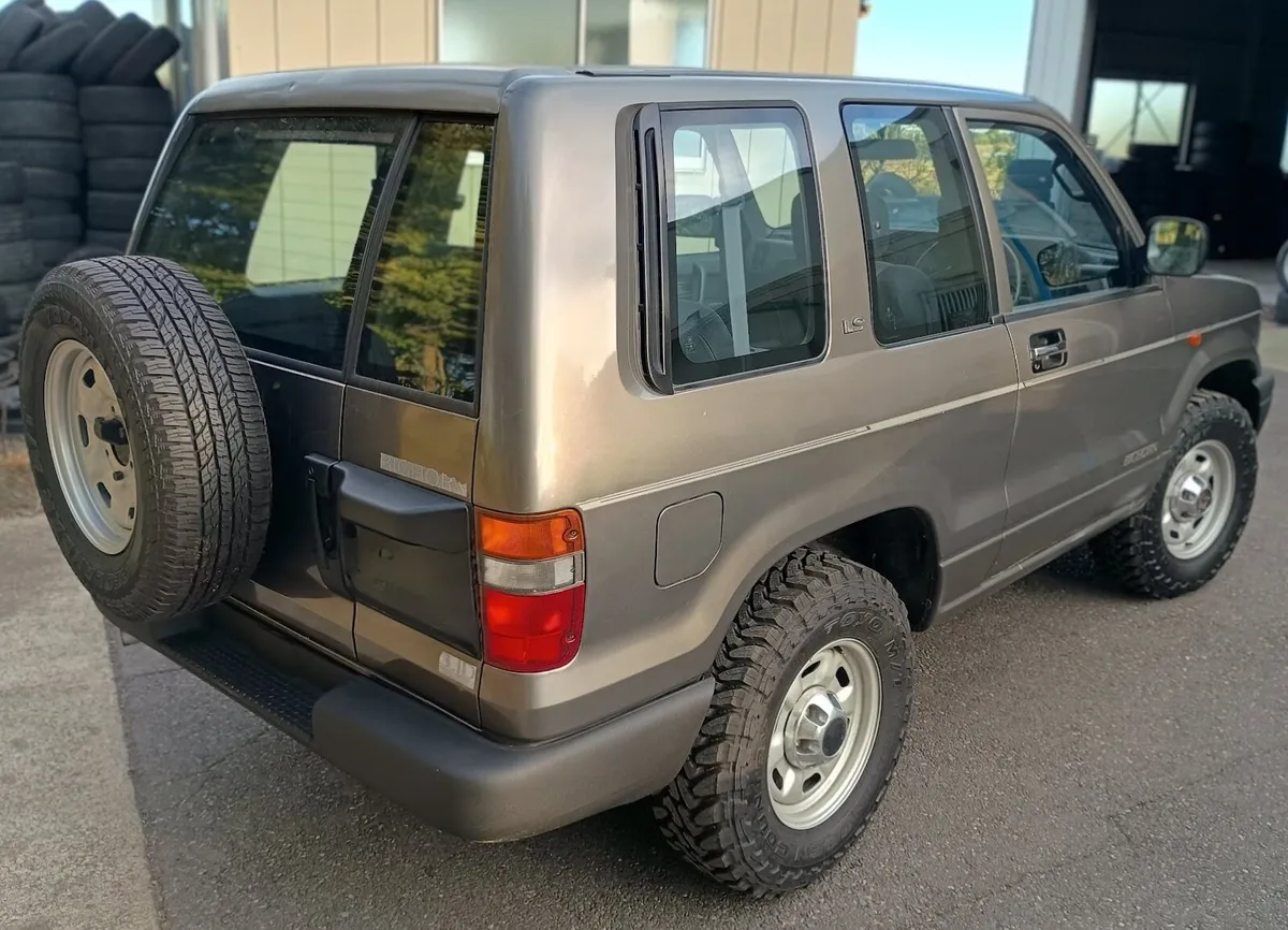 Isuzu Bighorn LS 2.1D Collector Grade - Image 3