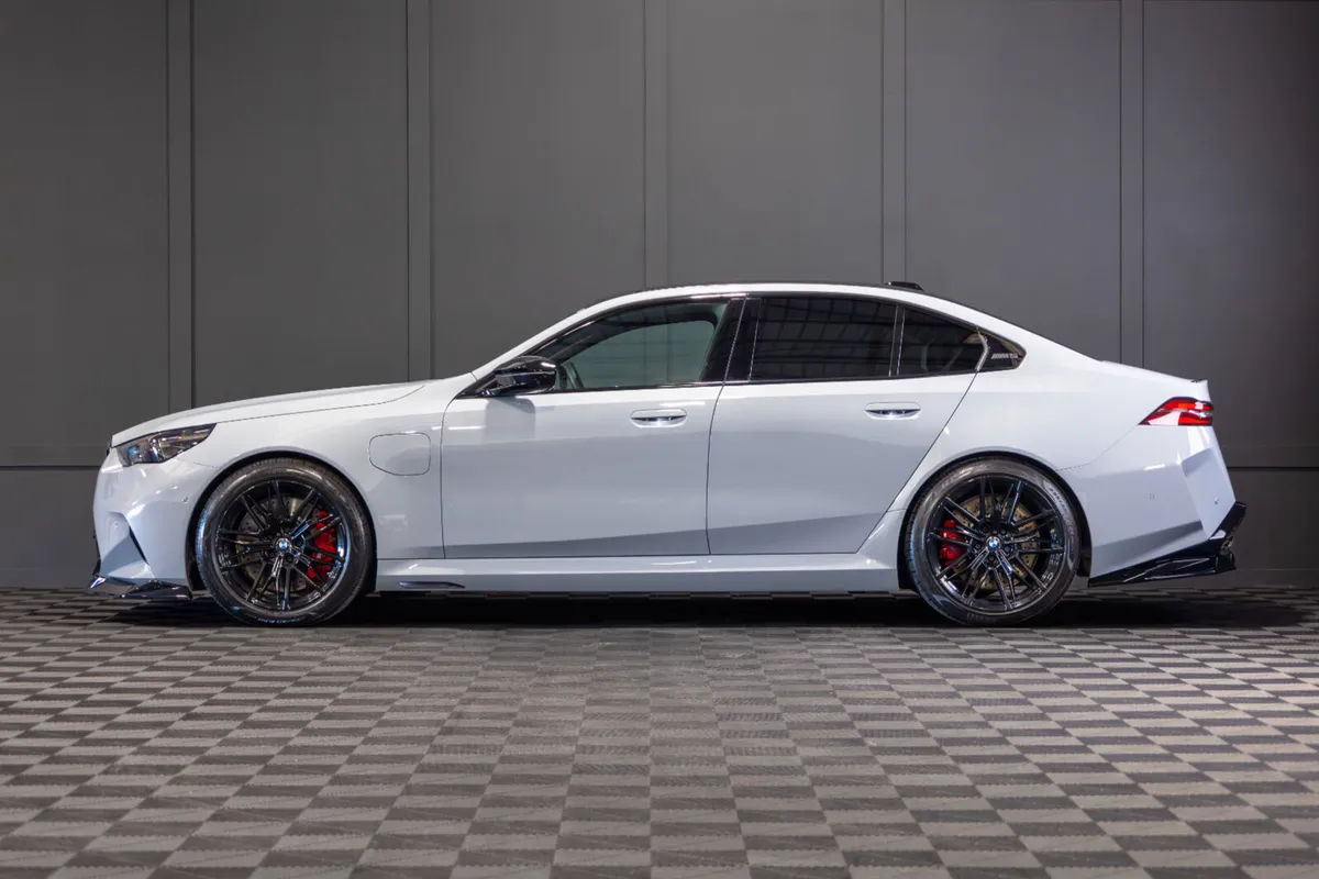 2025 BMW M5 (G90) - Image 3