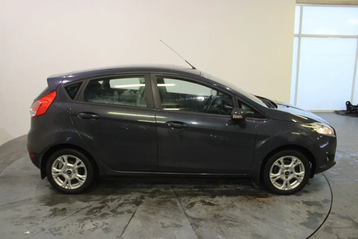 Ford Fiesta Zetec 1.25 60hp 4DR - Image 3