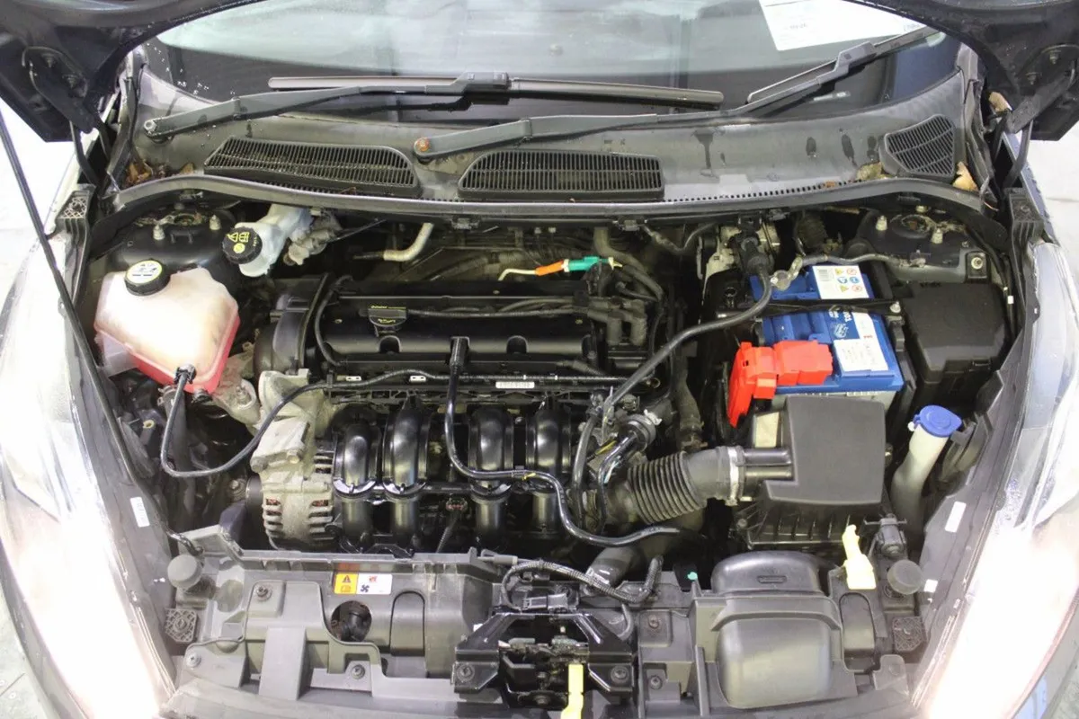 Ford Fiesta Zetec 1.25 60hp 4DR - Image 4
