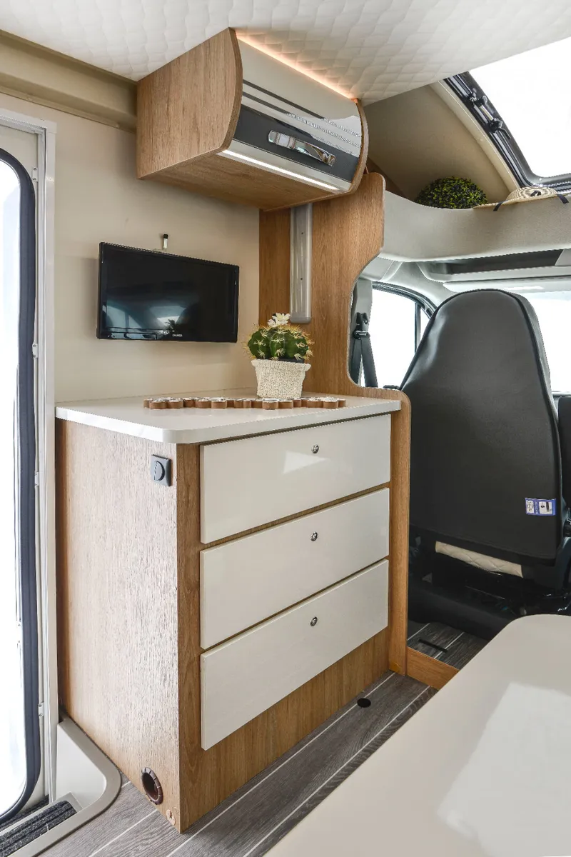 Family Motorhome 6Berth/6Belts  Save £4,860 - Image 4