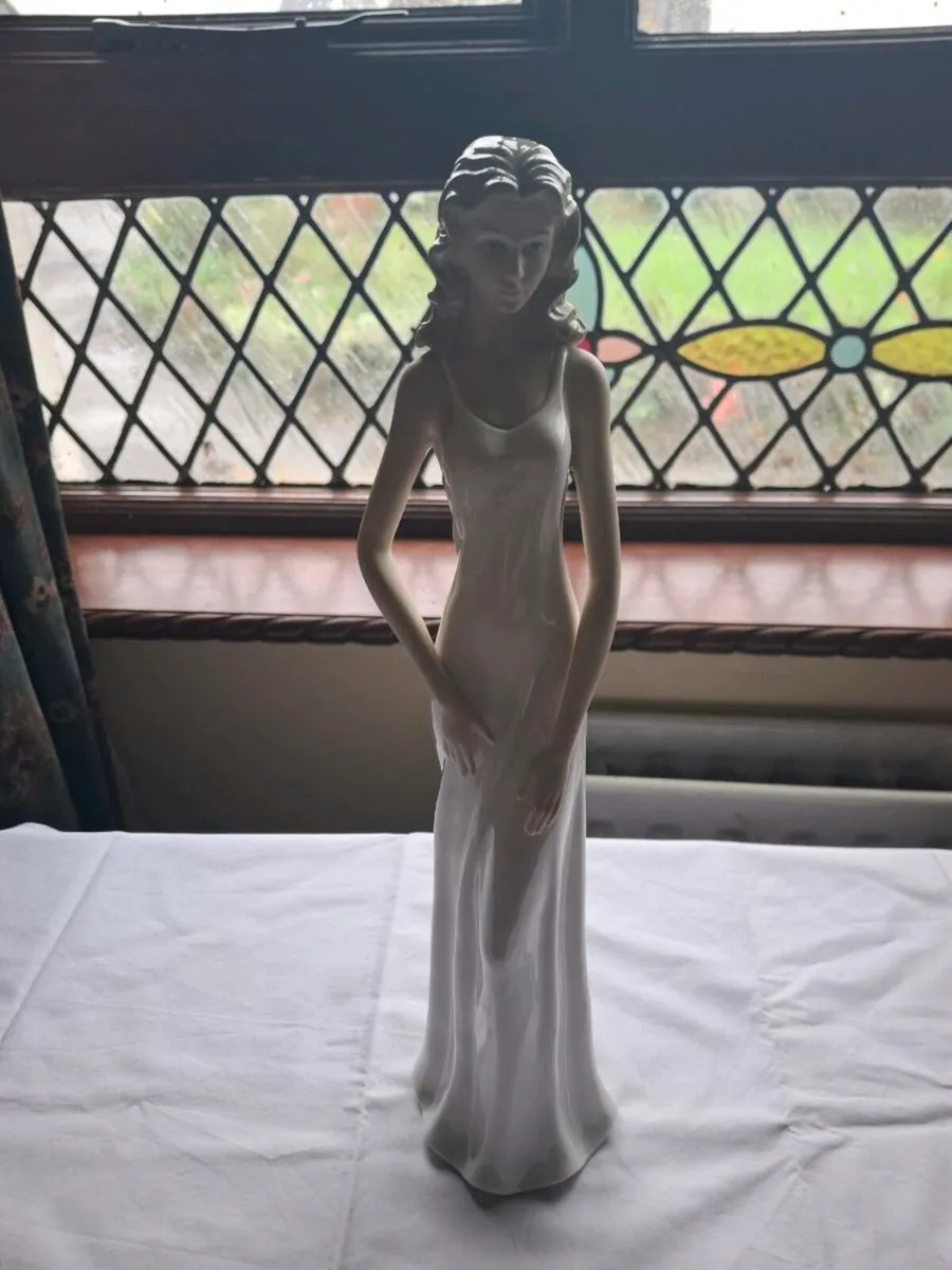 A figurane - Image 1