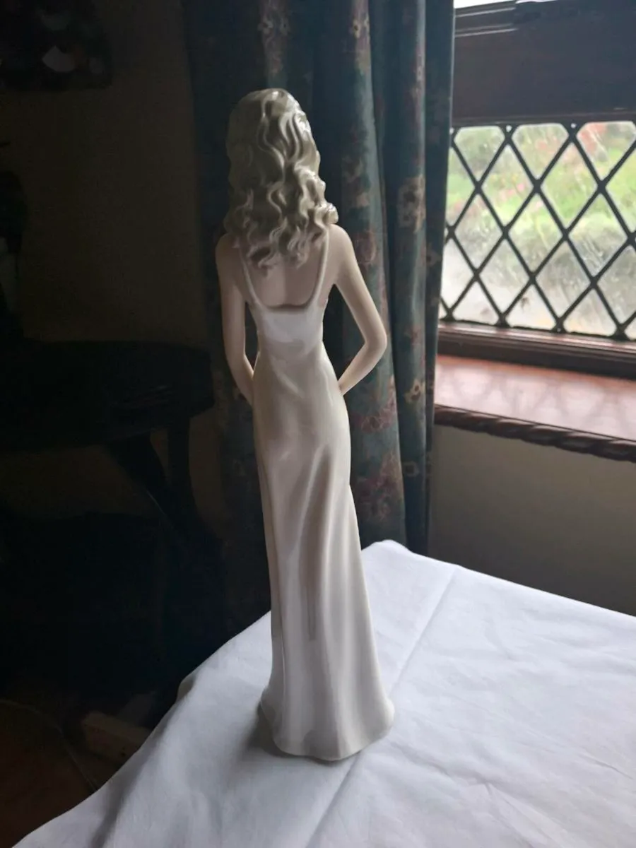 A figurane - Image 2