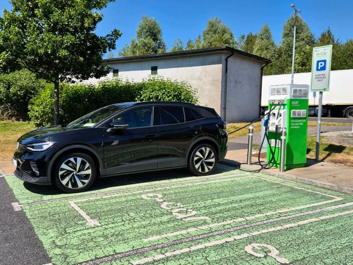 252 ID.4 Black Upgraded Alloys Top Spec - Image 4