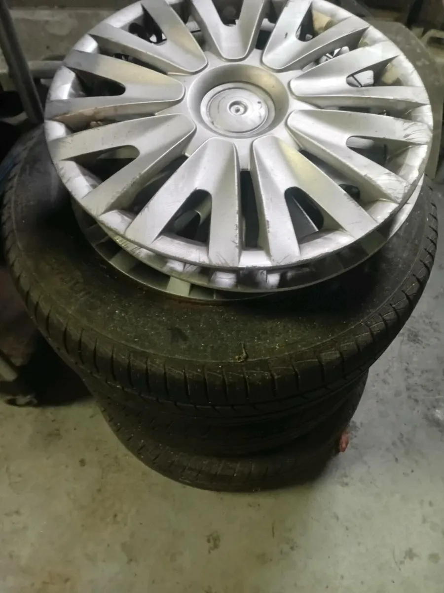 Vw golf 15" wheels + hubcaps .... pirelli tyres 75 - Image 1