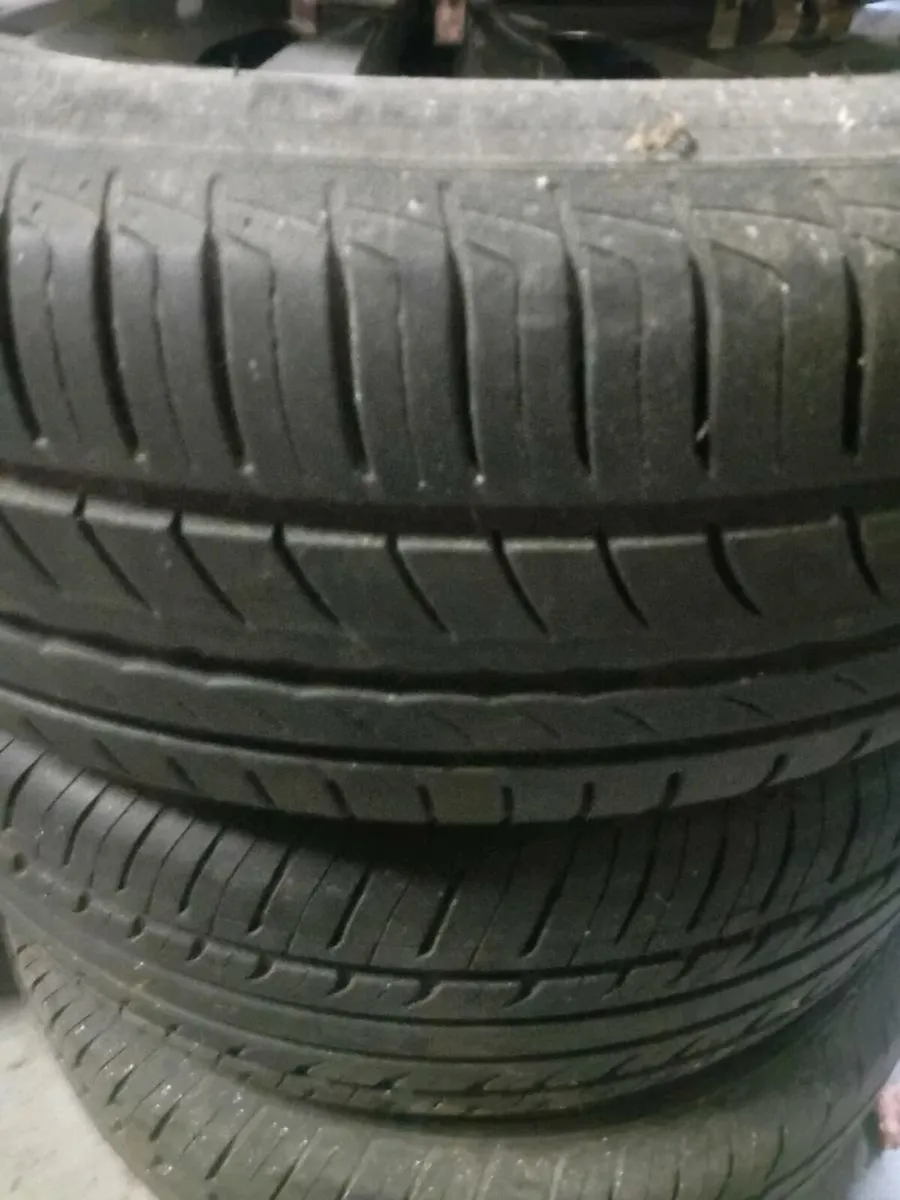 Vw golf 15" wheels + hubcaps .... pirelli tyres 75 - Image 2