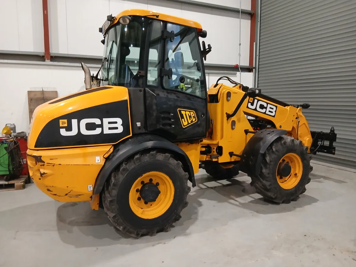 JCB 220 - Image 1