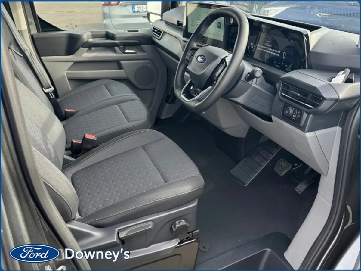 Ford Transit Custom SWB LIMITED 136 PS *AUTO* 2.0 - Image 2