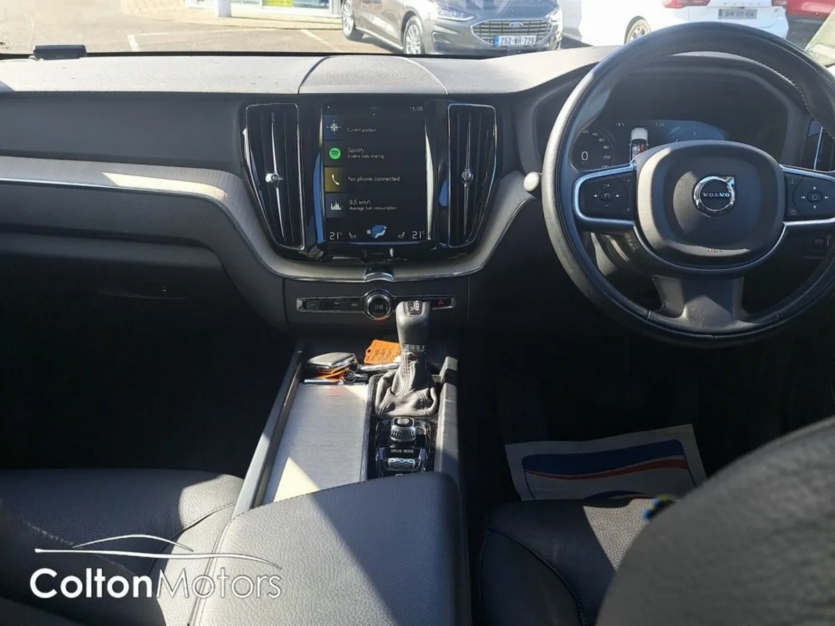 Volvo XC60 Momentum AUTO D4 AWD - Image 3