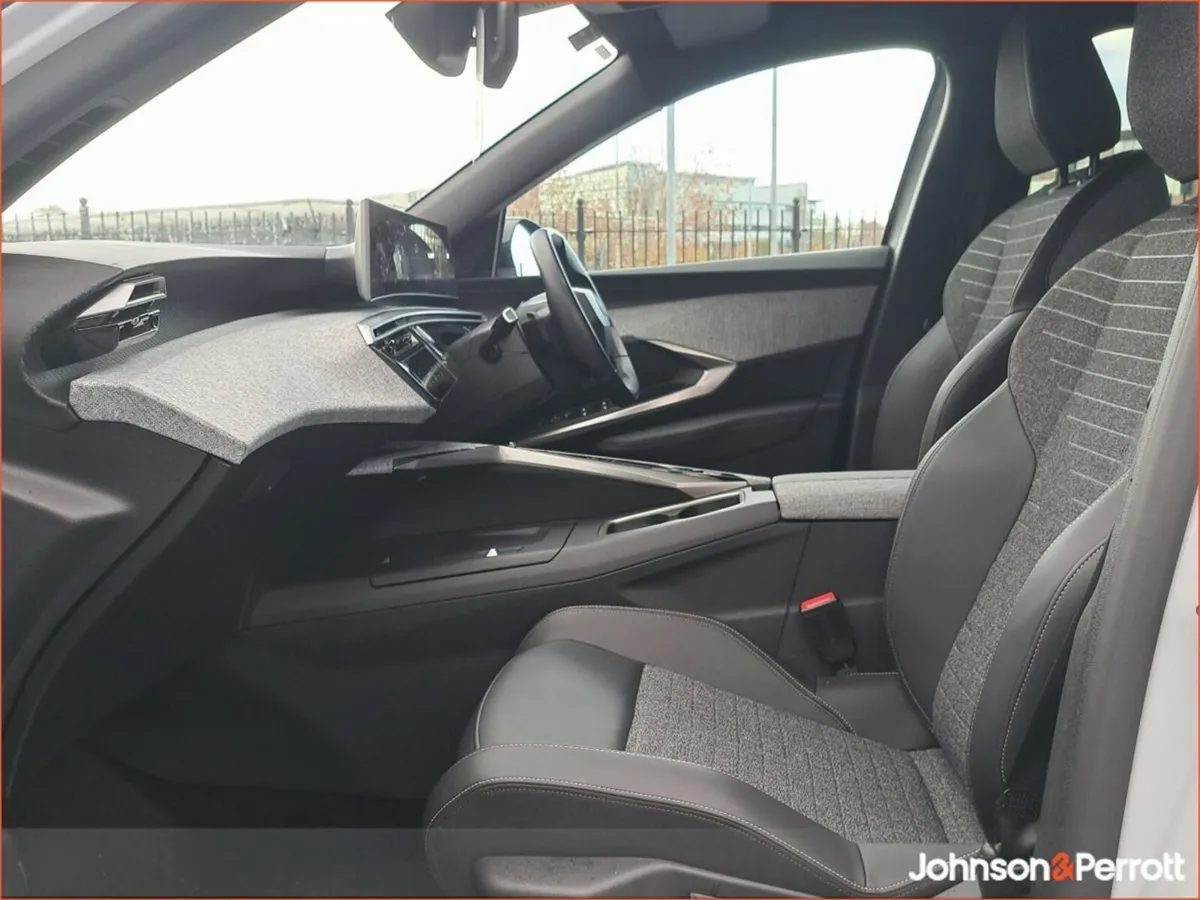 Peugeot 3008 1.2 MHEV PureTech 136bhp eDCS6 Allure - Image 4