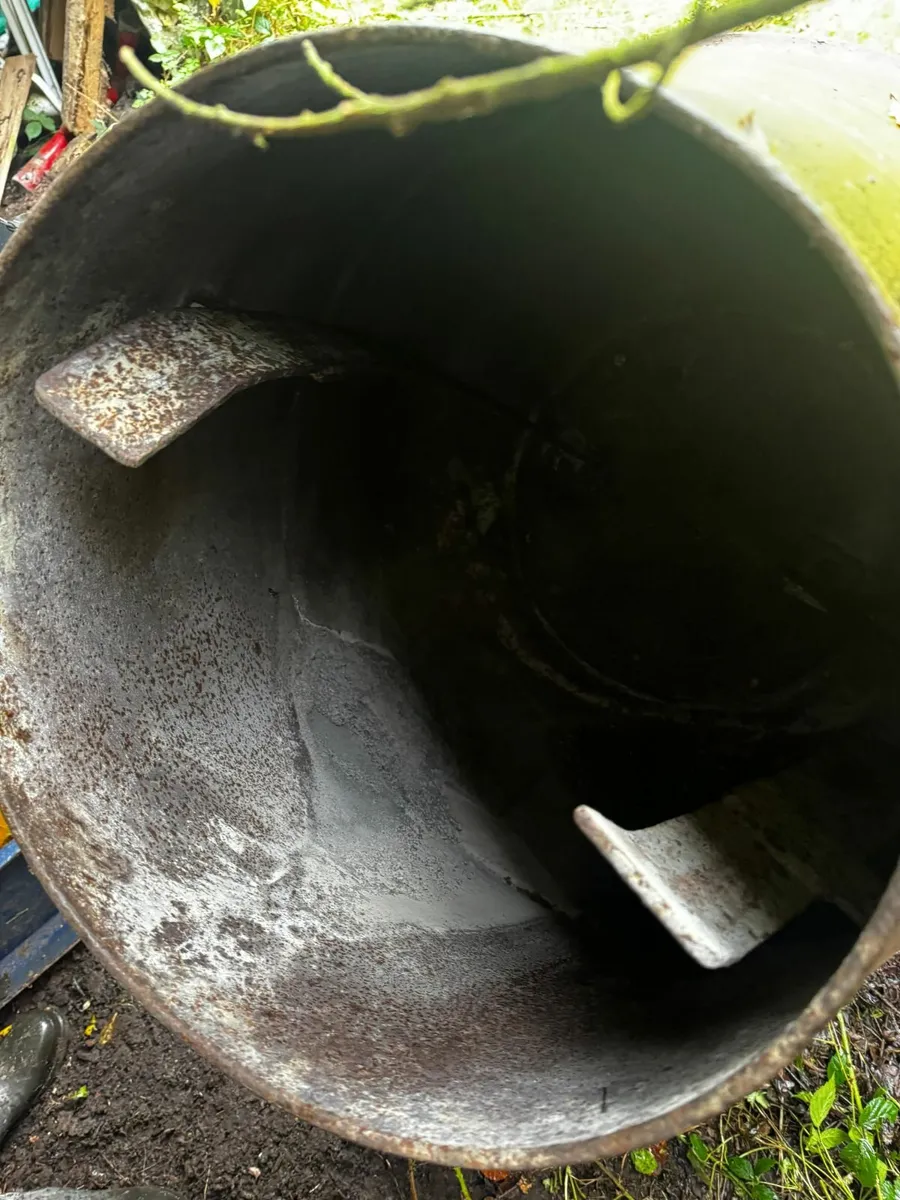 Cement mixer and car trailer - Image 2