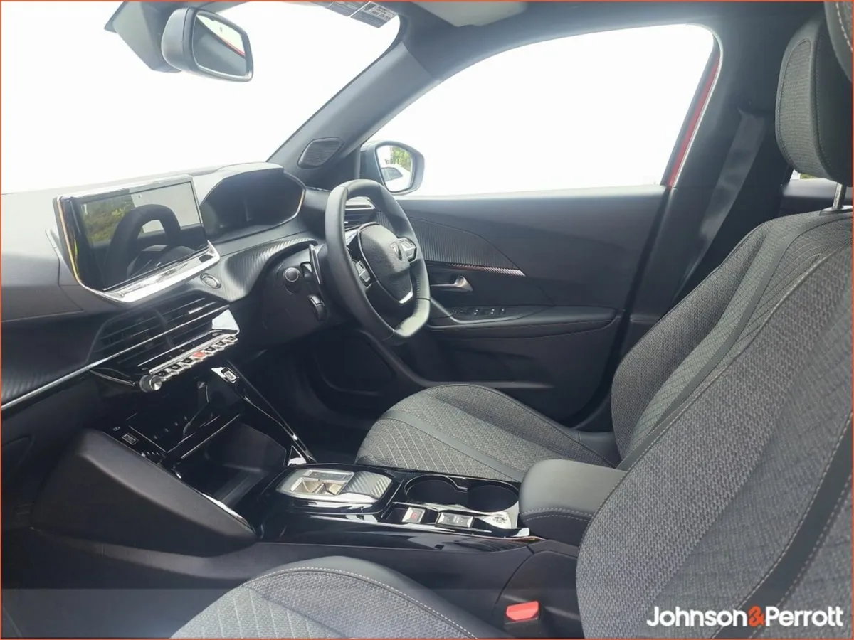 Peugeot 2008 1.2 MHEV Puretech 136bhp Allure - Image 4