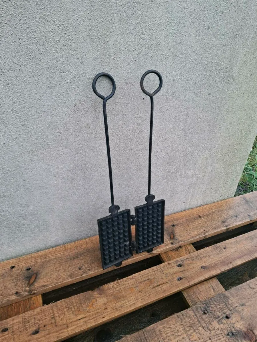 Antique cast iron waffles maker postage possible - Image 1